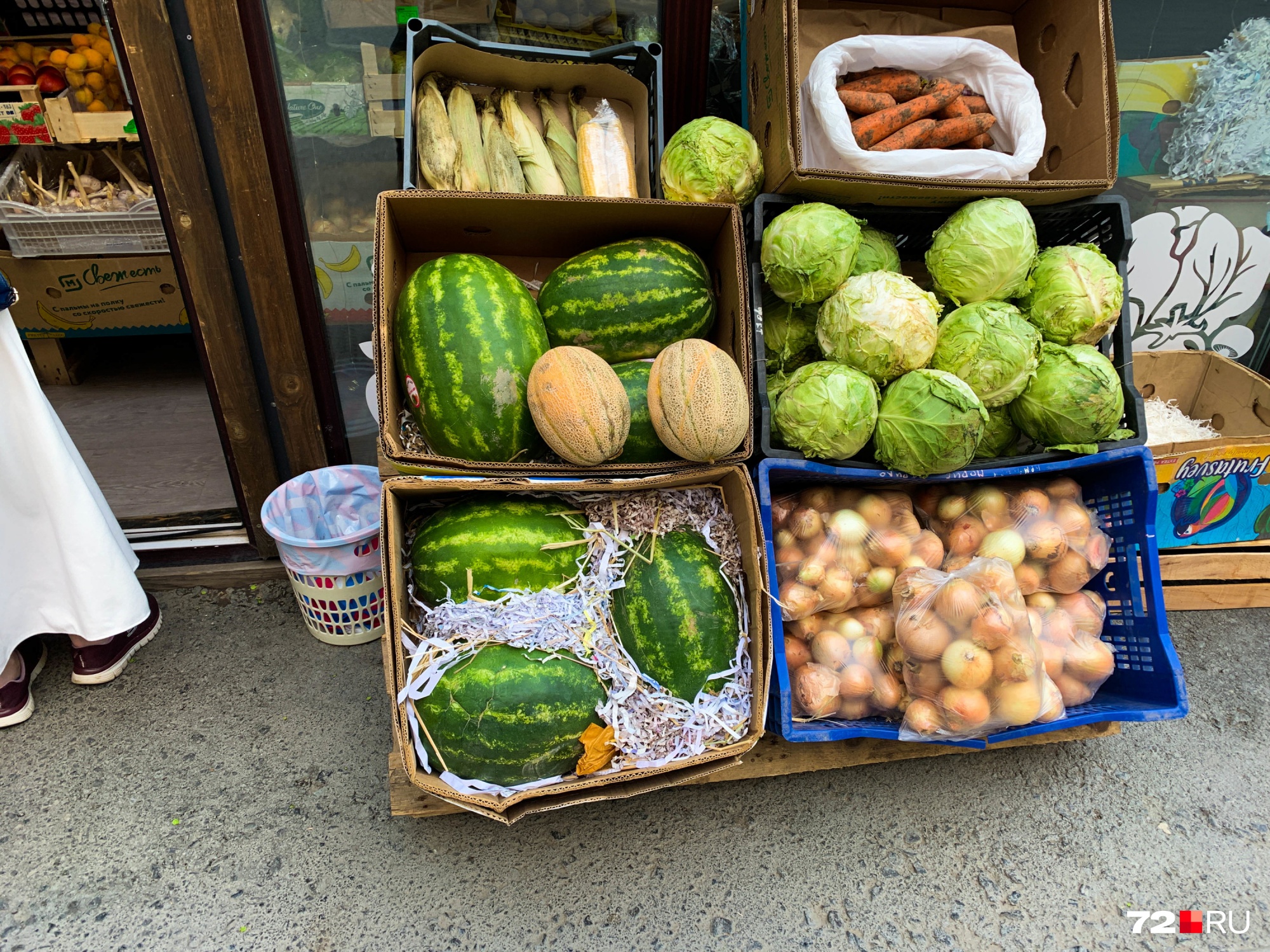 Арбузы красуются на улице. Нам сказали, что вкусные, сладкие. Но цена высоковата: 130 рублей за каждый килограмм Арбузы красуются на улице. Нам сказали, что вкусные, сладкие. Но цена высоковата: 130 рублей за каждый килограмм