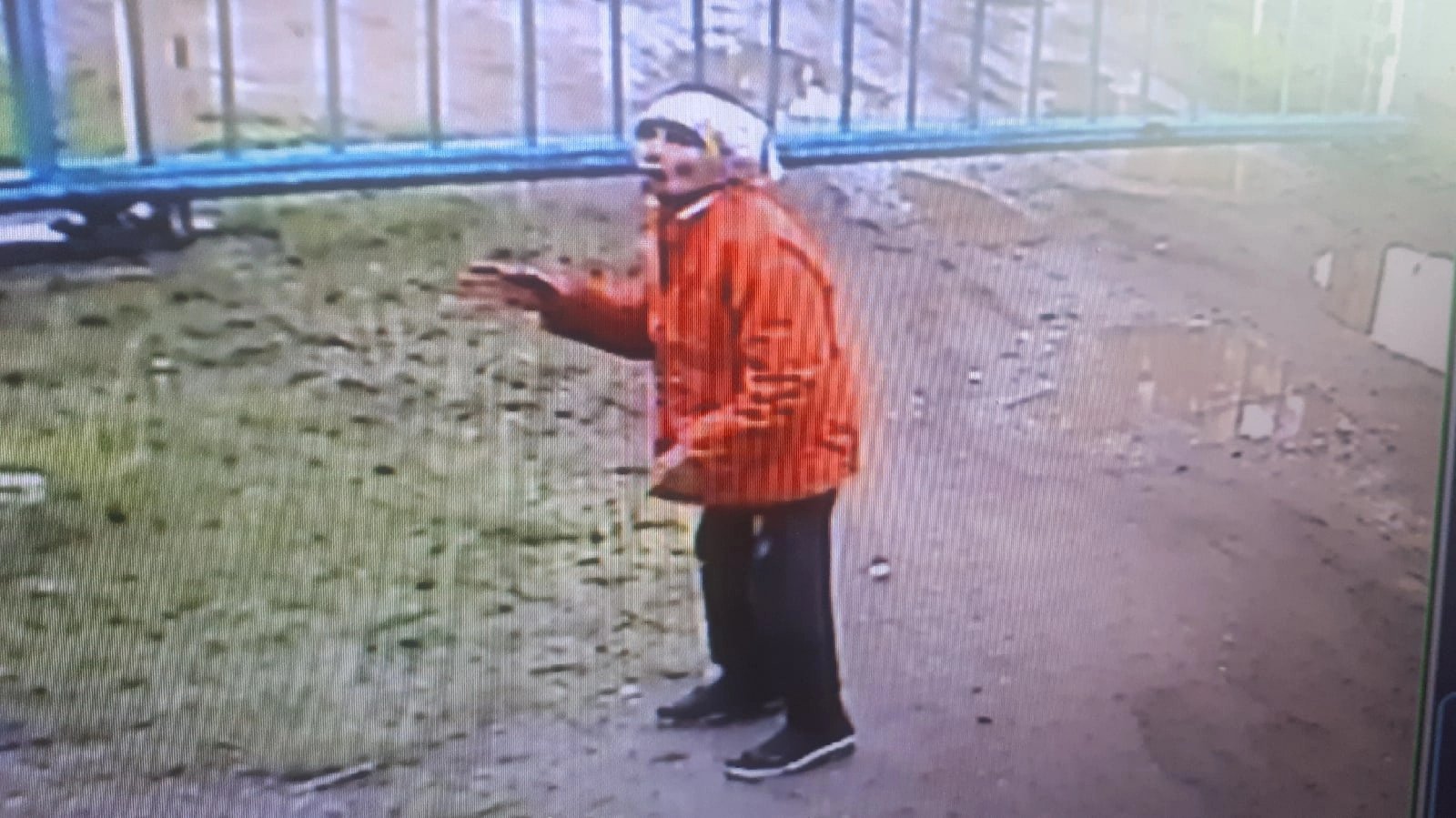 Женщину можно узнать по оранжевой куртке Женщину можно узнать по оранжевой куртке