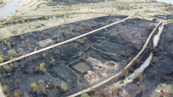 Весной в тюменской деревне сгорели почти 100 домов. В этом обвиняют местного жителя