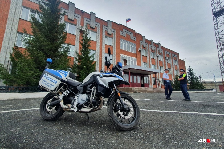 Сдать с первого раза на водительские права у выпускников автошкол получается редко, и они вынуждены пересдавать экзамен по несколько раз Сдать с первого раза на водительские права у выпускников автошкол получается редко, и они вынуждены пересдавать экзамен по несколько раз