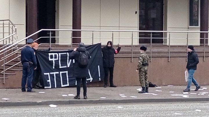 В Перми двое нацболов приковали себя наручниками к забору управления ФСИН
