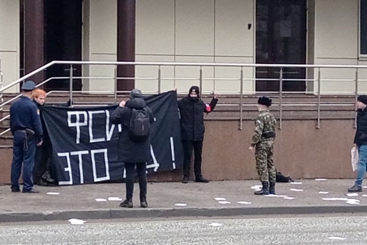 Пикетчики приковали себя наручниками к ограждениям здания ГУФСИН