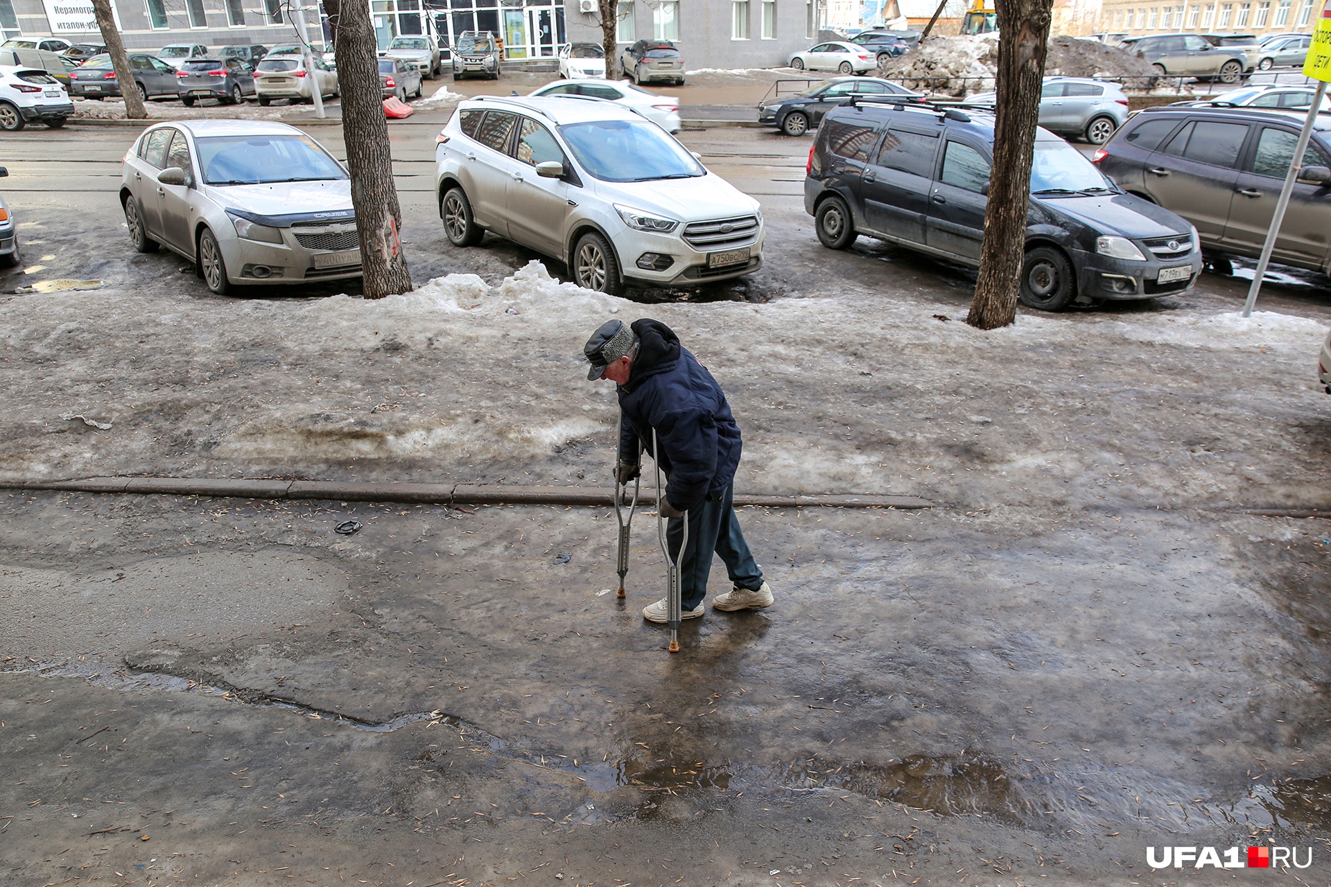 Вдоль улицы Ленина остался неубранный снег, который превратился в каток Вдоль улицы Ленина остался неубранный снег, который превратился в каток