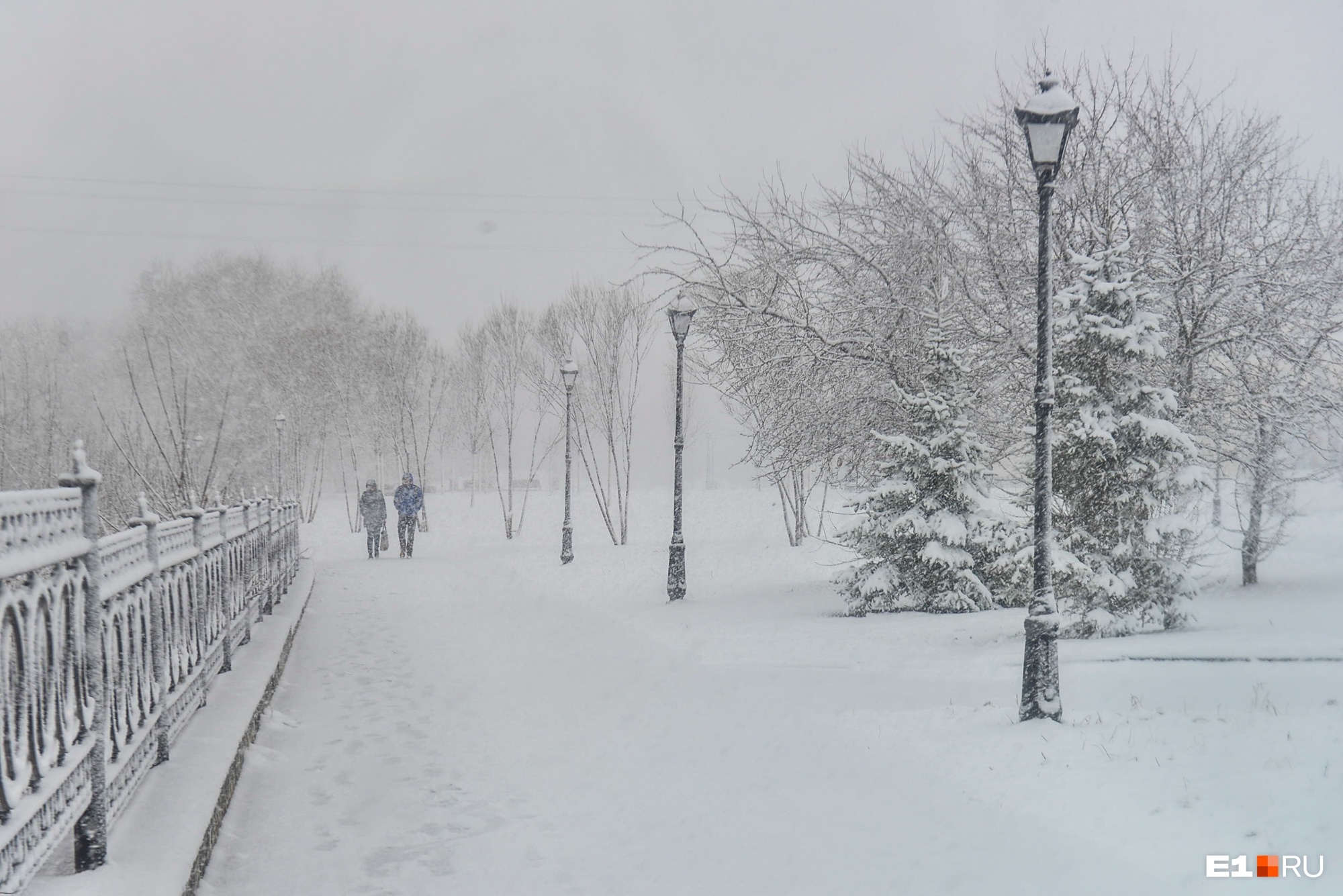 Свердловскую область продолжит заваливать снегом: предупреждение от спасателей