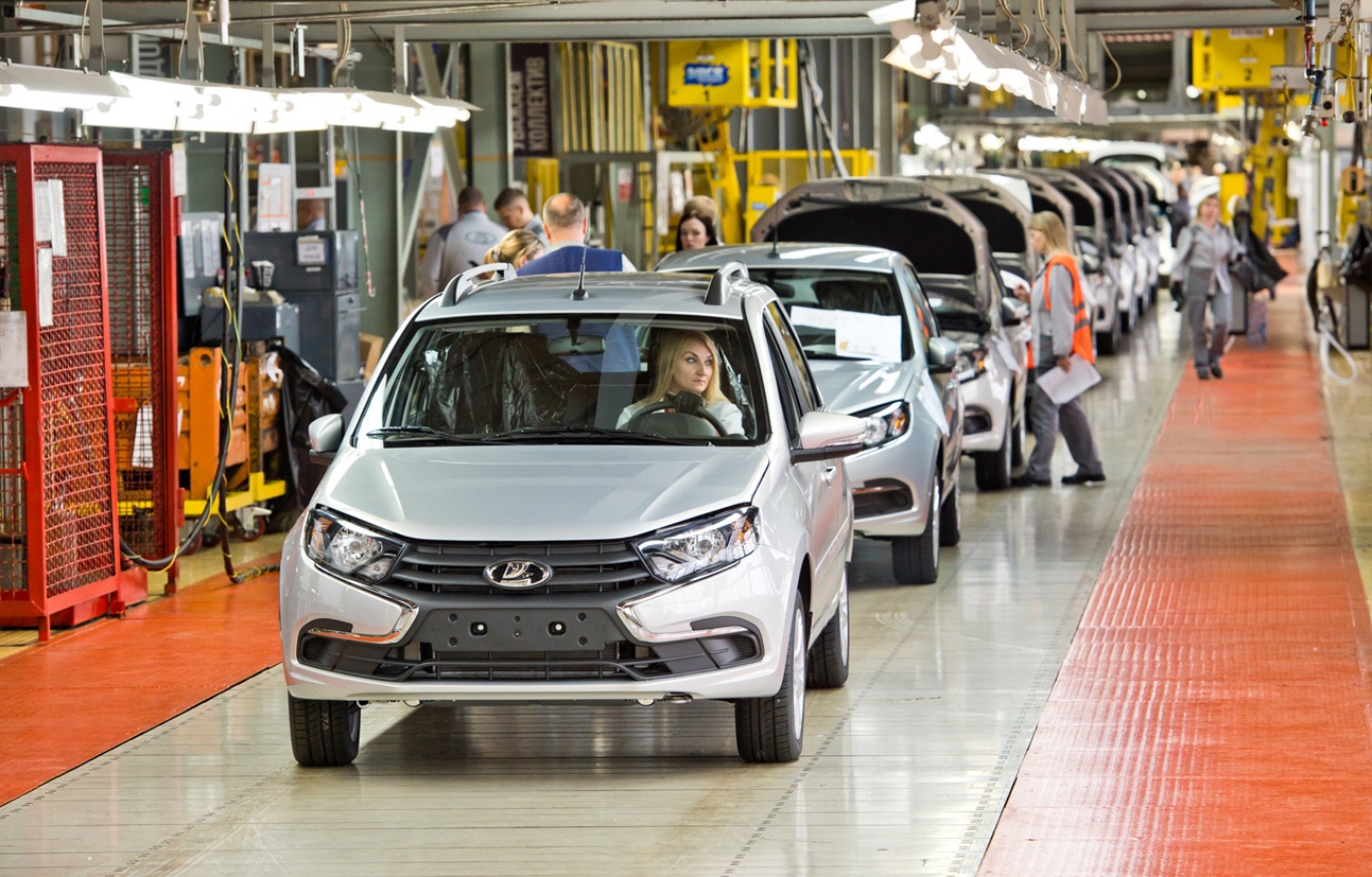 8 июня АВТОВАЗ запустил производство удешевленной Lada Granta. Впрочем, о ее реальной стоимости можно будет судить, когда машина поступит в продажу: пока есть лишь декларации АВТОВАЗа 8 июня АВТОВАЗ запустил производство удешевленной Lada Granta. Впрочем, о ее реальной стоимости можно будет судить, когда машина поступит в продажу: пока есть лишь декларации АВТОВАЗа