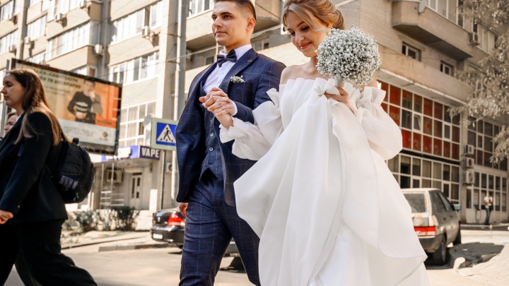 ЗАГС — серьезное место. На церемониях бракосочетания в Ростовской области запретили смеяться
