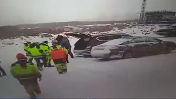 «Постоянно угрожают рабочим»: в Екатеринбурге на стройке гастарбайтеры избили крановщика