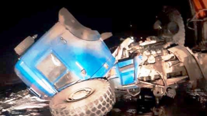 На трассе Тюмень — Омск столкнулись два грузовика: водитель одного из них погиб