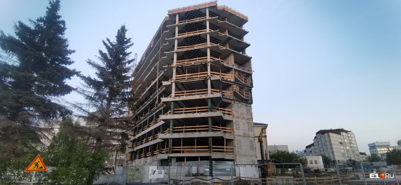 Экс-депутату Екатеринбурга дали добро закончить недостроенный бизнес-центр напротив «Белого дома»