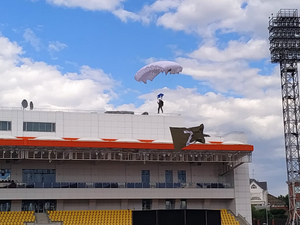 Зрители наблюдали с земли, как лучшие представители тюменского парашютного спорта витали над полем стадиона «Геолог». А вы были на этом празднике?