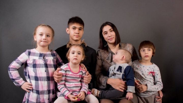 Уральские миллиардеры купили квартиру учительнице, которая одна растит шестерых детей
