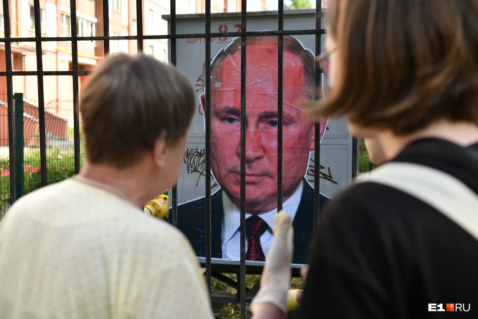 В Екатеринбурге во дворе одного из домов появился портрет Путина. Срывать его не стали
