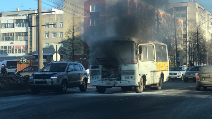 В Архангельске на ходу загорелся пассажирский автобус маршрута № 44