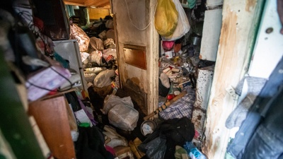 Кучи до потолка: жители дома задыхаются из-за заваленной мусором квартиры — пенсионер собирал его до смерти