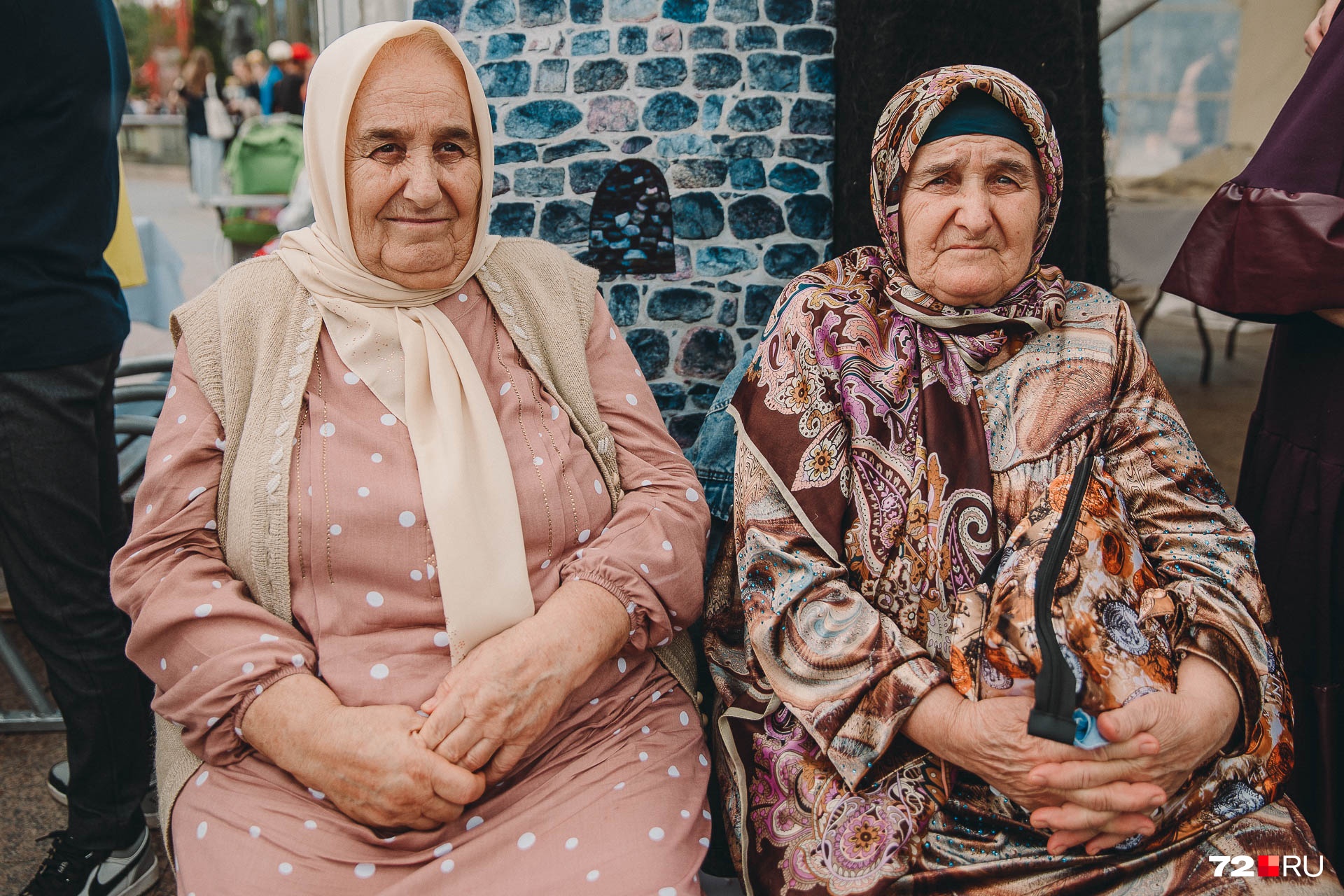 Танцы детей проходили под добрые взгляды чеченских бабушек
