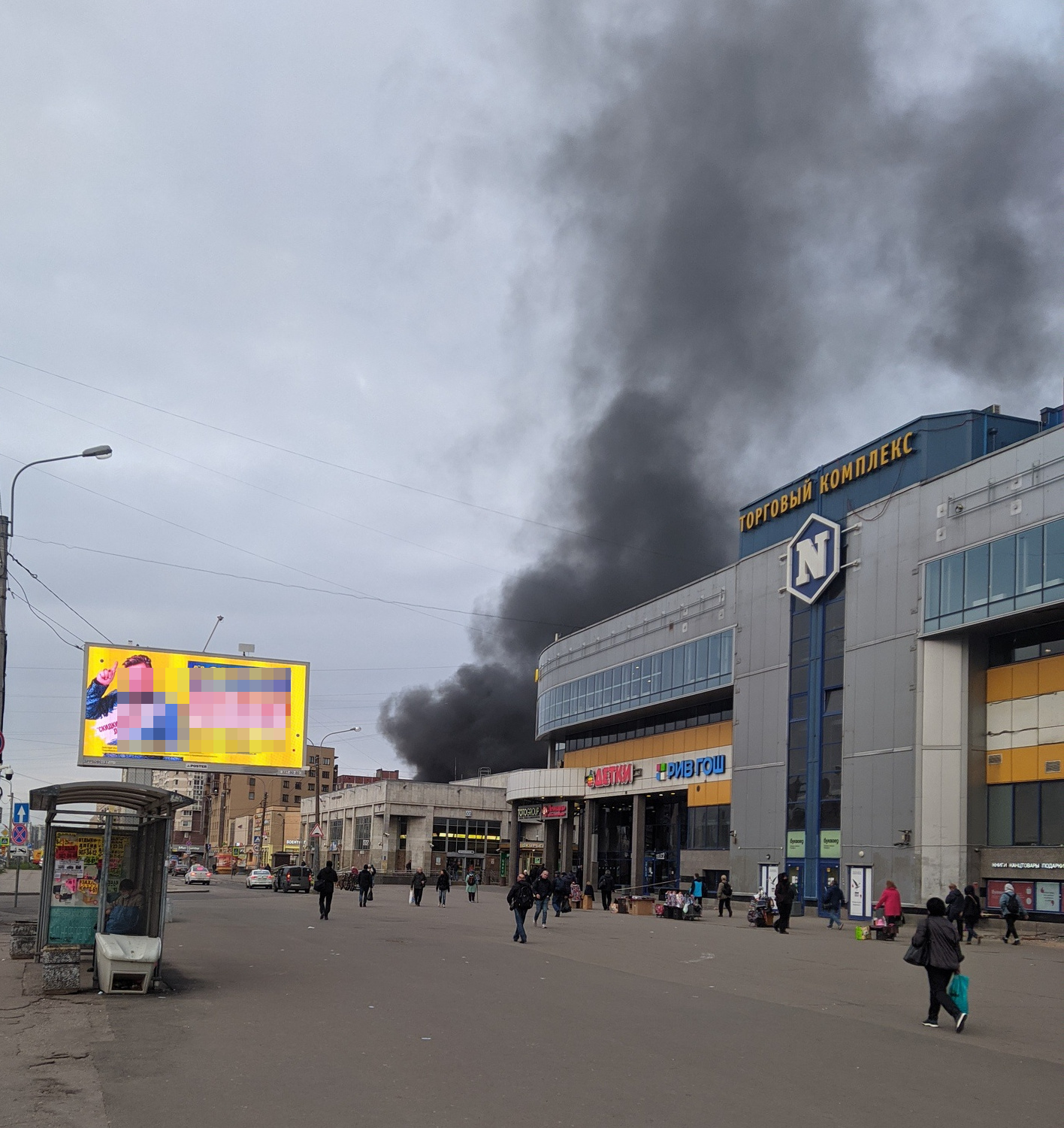 Мощный пожар на Просвещения угрожал машинам, на видео — прохожие,  пытающиеся их спасти | 06.05.2022 | Санкт-Петербург - БезФормата