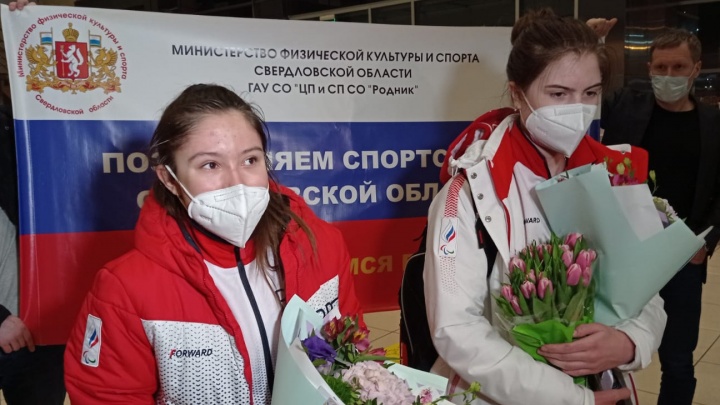 «Пробило на эмоции, на слезы». Отстраненные от Паралимпиады спортсменки вернулись из Пекина в Екатеринбург