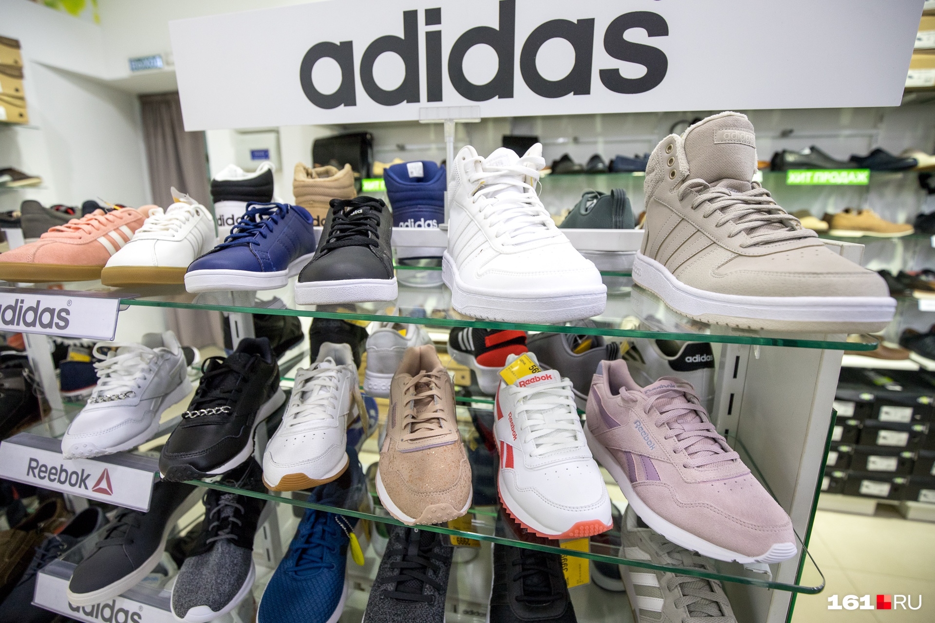 Раньше в России найти «родные» кроссовки от мировых брендов было проще