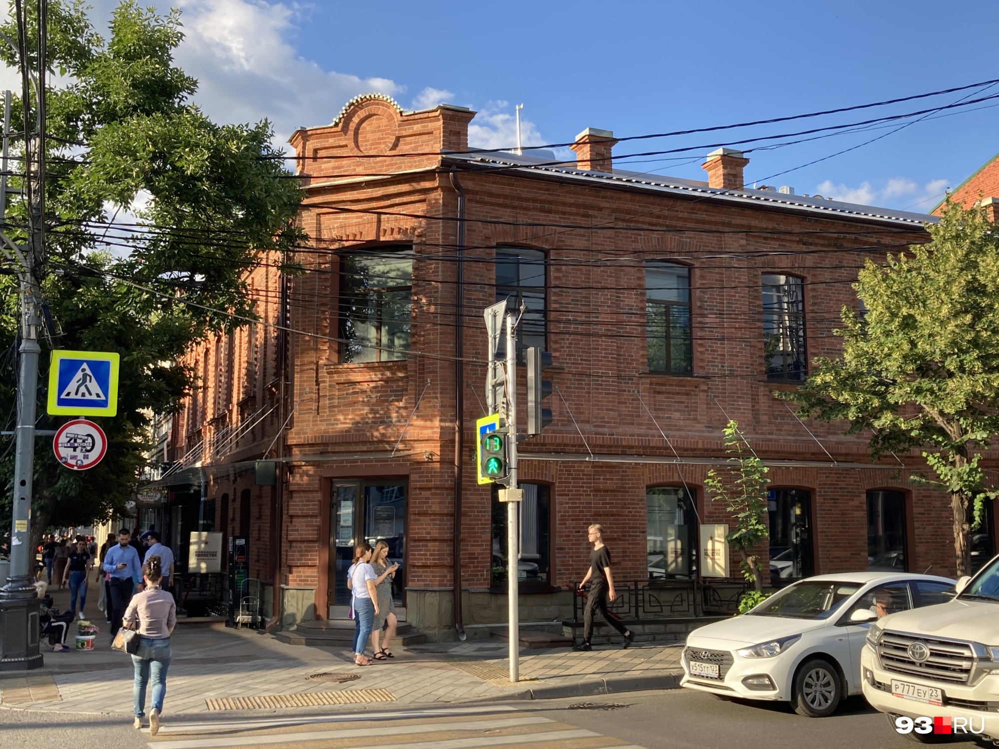 Недавно здание на углу улиц Карасунской и Красной отреставрировали
