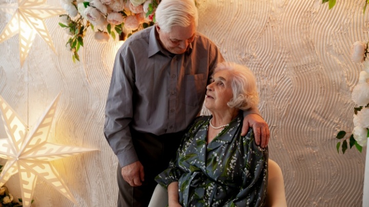 Боялась одиночества, но снова осталась одна. Как 92-летняя новобрачная разочаровалась в «молодом» муже и просит развода
