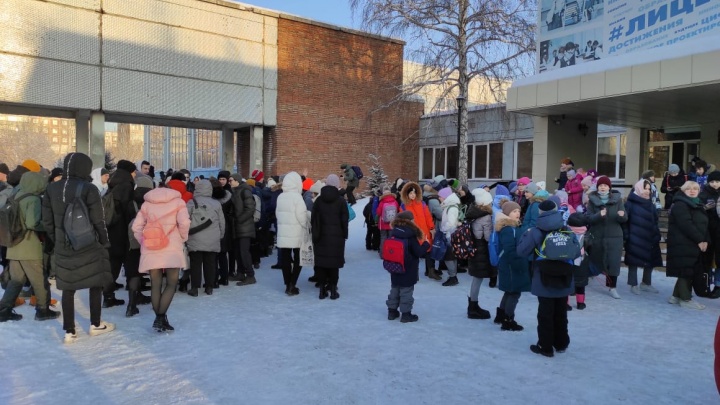 В Новосибирске эвакуировали школьников из лицея № 9