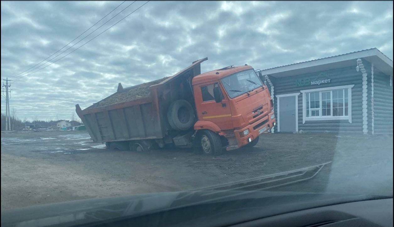 Просушка дорог в ленобласти. Автомобиль фура. КАМАЗ на дороге. Самосвал на дороге. Самосвал провалился.