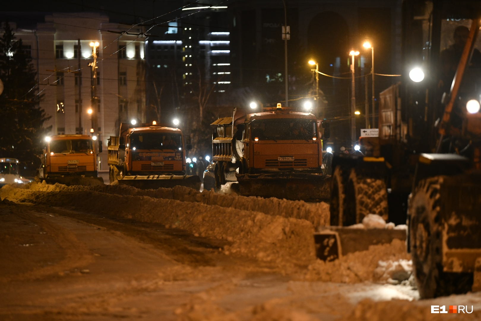 Как Екатеринбург чистят от снега. 10 главных фото из центра города