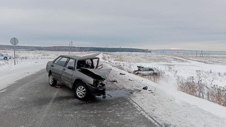 ВАЗ разорвало в ДТП на пустой дороге под Красноярском. Водитель погиб