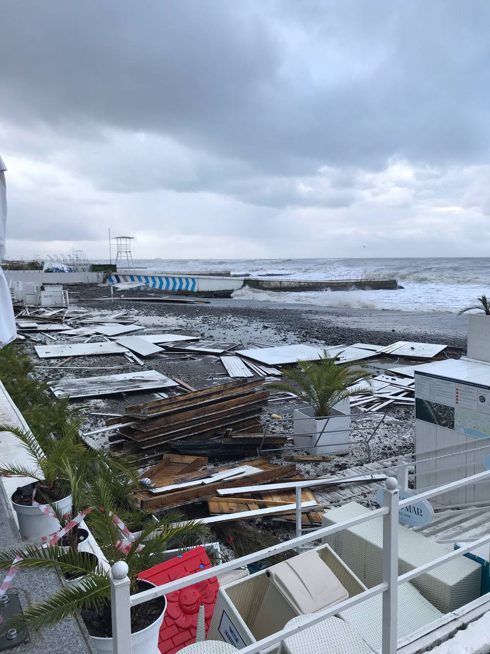 В Сочи ураган разрушил пляжи