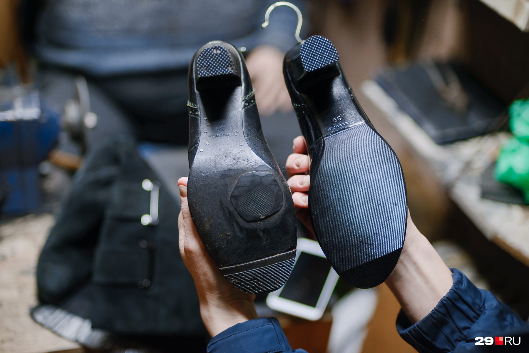 Заниматься ремонтом обуви в домашних условиях — плохая идея