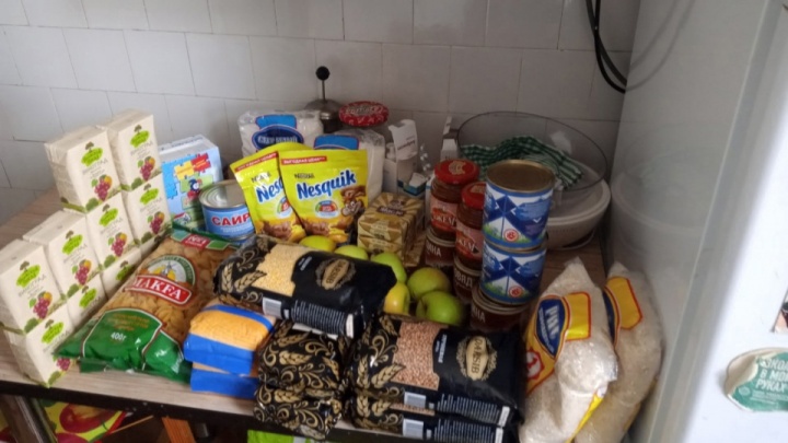 Тюменским школьникам на дистанте выдали продуктовые наборы. Смотрим, что там есть, кроме гречки и печенья