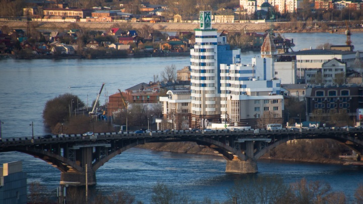 Мужчина сорвался с опоры Глазковского моста в Иркутске. Этот момент попал на онлайн-камеру