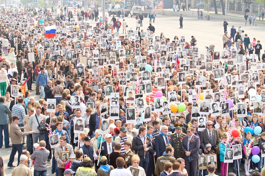 По всей России в День Победы проходит акция «Бессмертный полк» — люди несут фото воевавших родственников