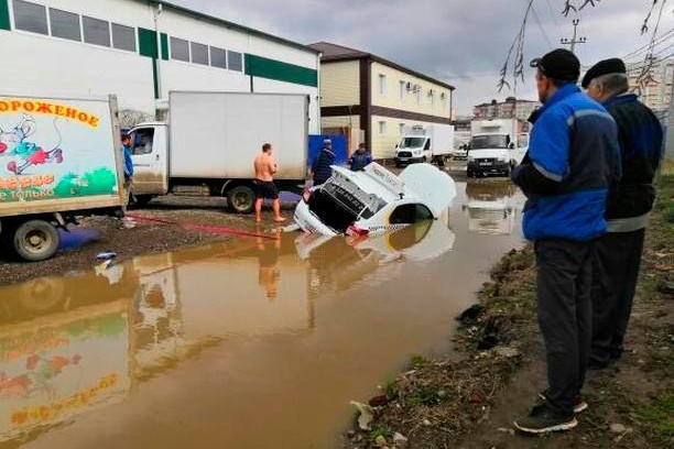 В 2019 году на улице Тополиной утонула машина такси после дождя