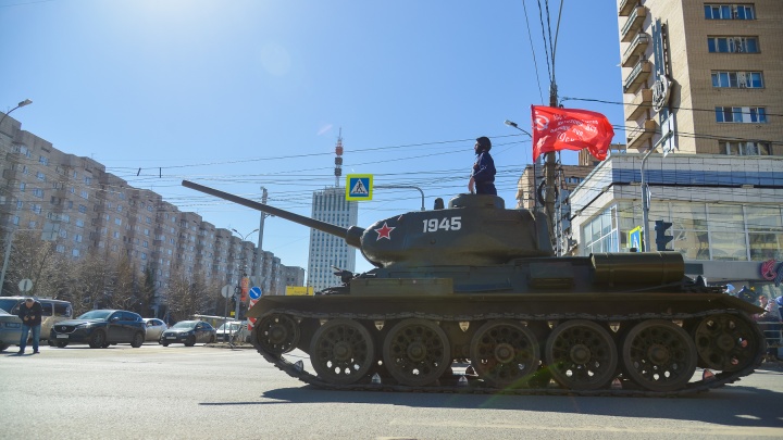 По центру Архангельска прошли танки и артиллерийские установки