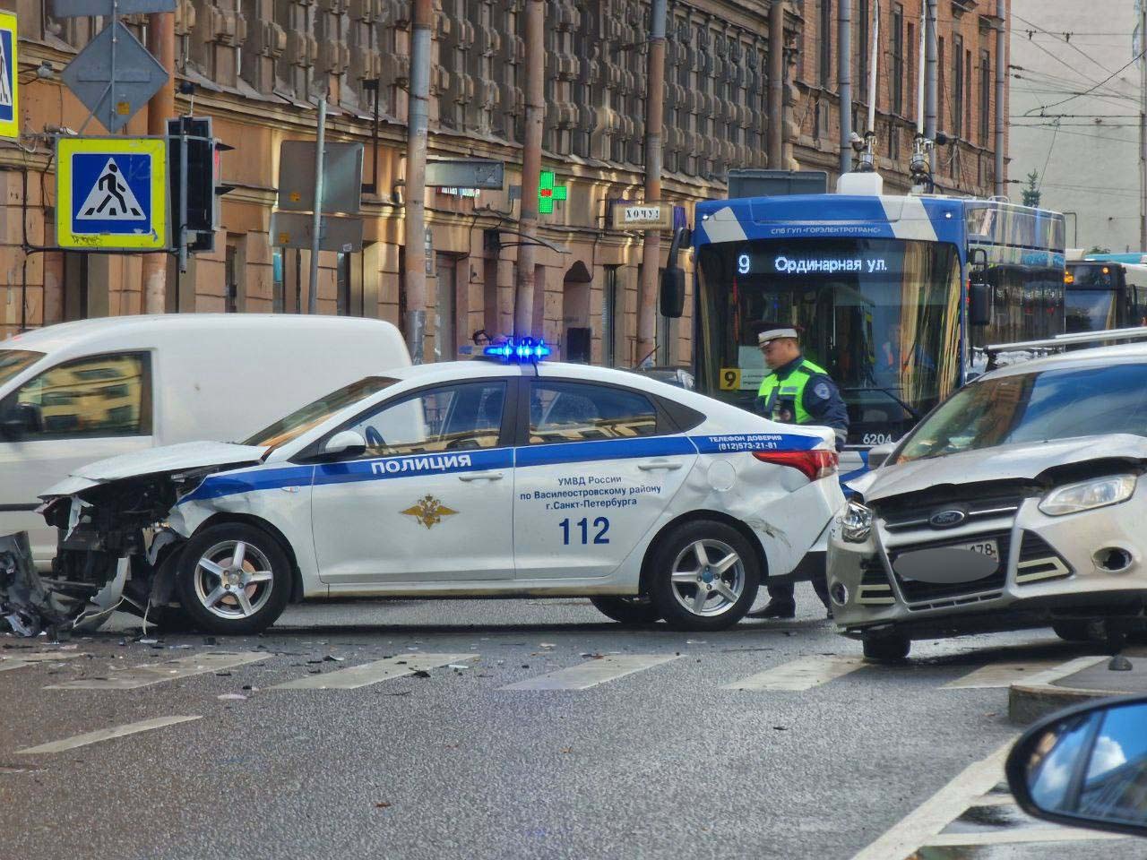 Полиция разбилась. Полицейская машина. Машина "полиция". Полицейские машины Санкт-Петербурга. Разбитые полицейские машины.