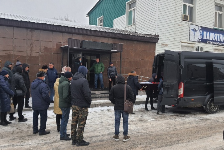 Проводить Александра в последний путь пришли родные и друзья Проводить Александра в последний путь пришли родные и друзья