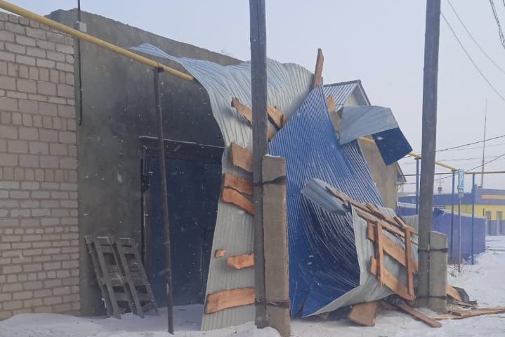 Кровлю сорвало на частном гараже Кровлю сорвало на частном гараже