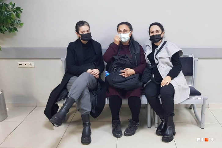 Турки активно вакцинируются и в помещениях практически поголовно носят маски