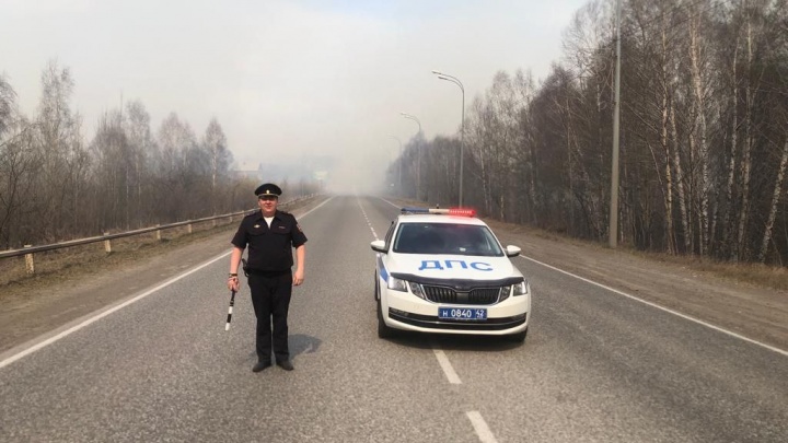 В Новокузнецке ограничили движение по Ильинскому шоссе из-за горящих полей