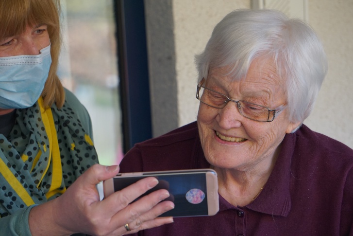 Пожилые люди привыкают смотреть кино с экрана смартфона и делать покупки бесконтактно