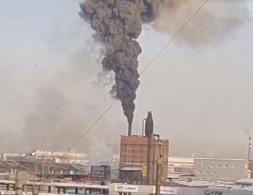 Челябинцы сняли на видео, как из трубы завода в черте города вырывается пламя с клубами дыма