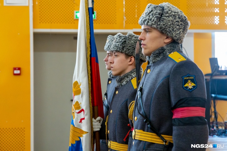 Погибших на Украине красноярцев хоронят с воинскими почестями Погибших на Украине красноярцев хоронят с воинскими почестями