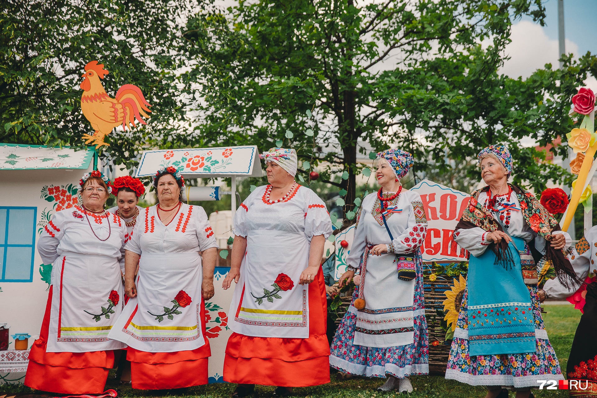 Украинская площадка. Колоритные женщины ждут своей очереди, чтобы исполнить песню Украинская площадка. Колоритные женщины ждут своей очереди, чтобы исполнить песню