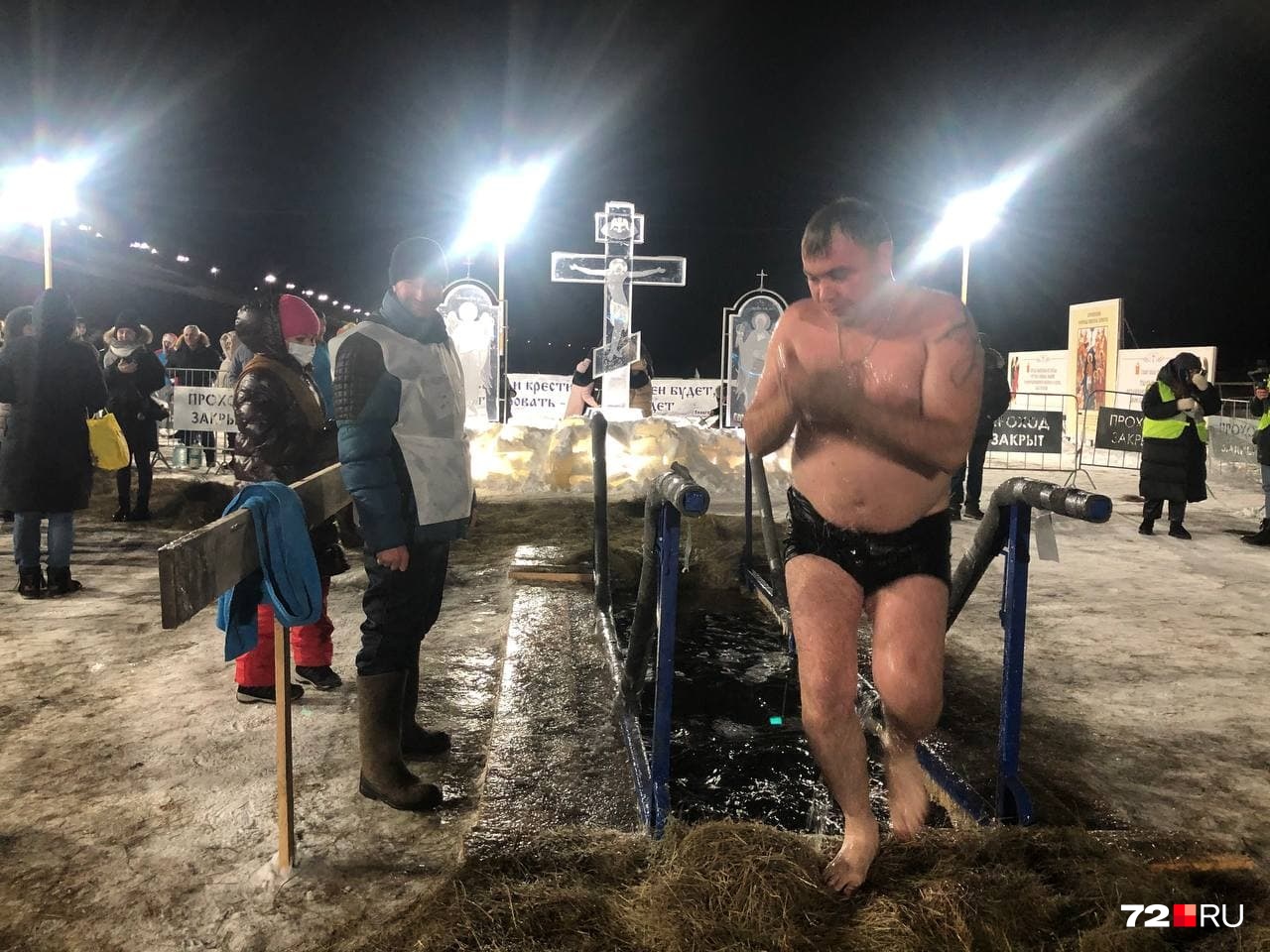 На площадке для крещенских купаний на Туре много народу На площадке для крещенских купаний на Туре много народу