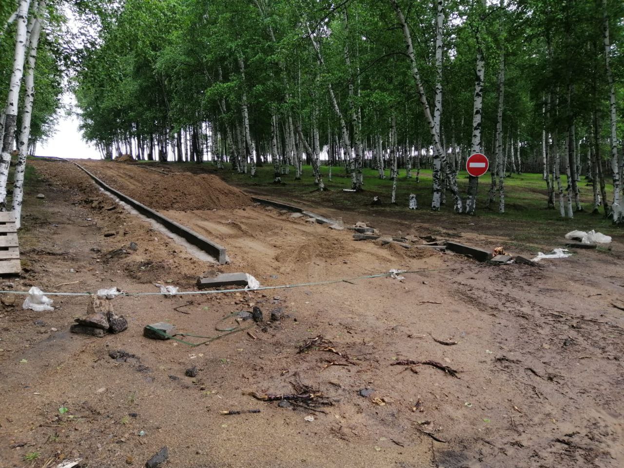 Вандалы несколько раз сломали бордюры в парке Вершино-Дарасунского