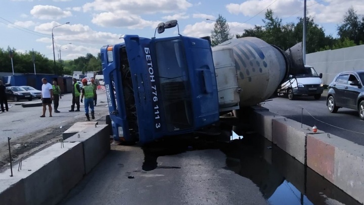 Опрокинувшийся КАМАЗ заблокировал движение на автодороге «Северный луч»