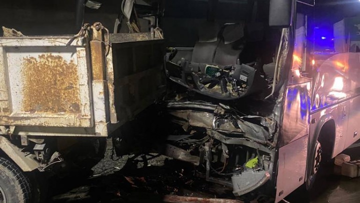 В отношении водителя грузовика, который врезался в экскурсионный автобус в Сочи, возбудили уголовное дело