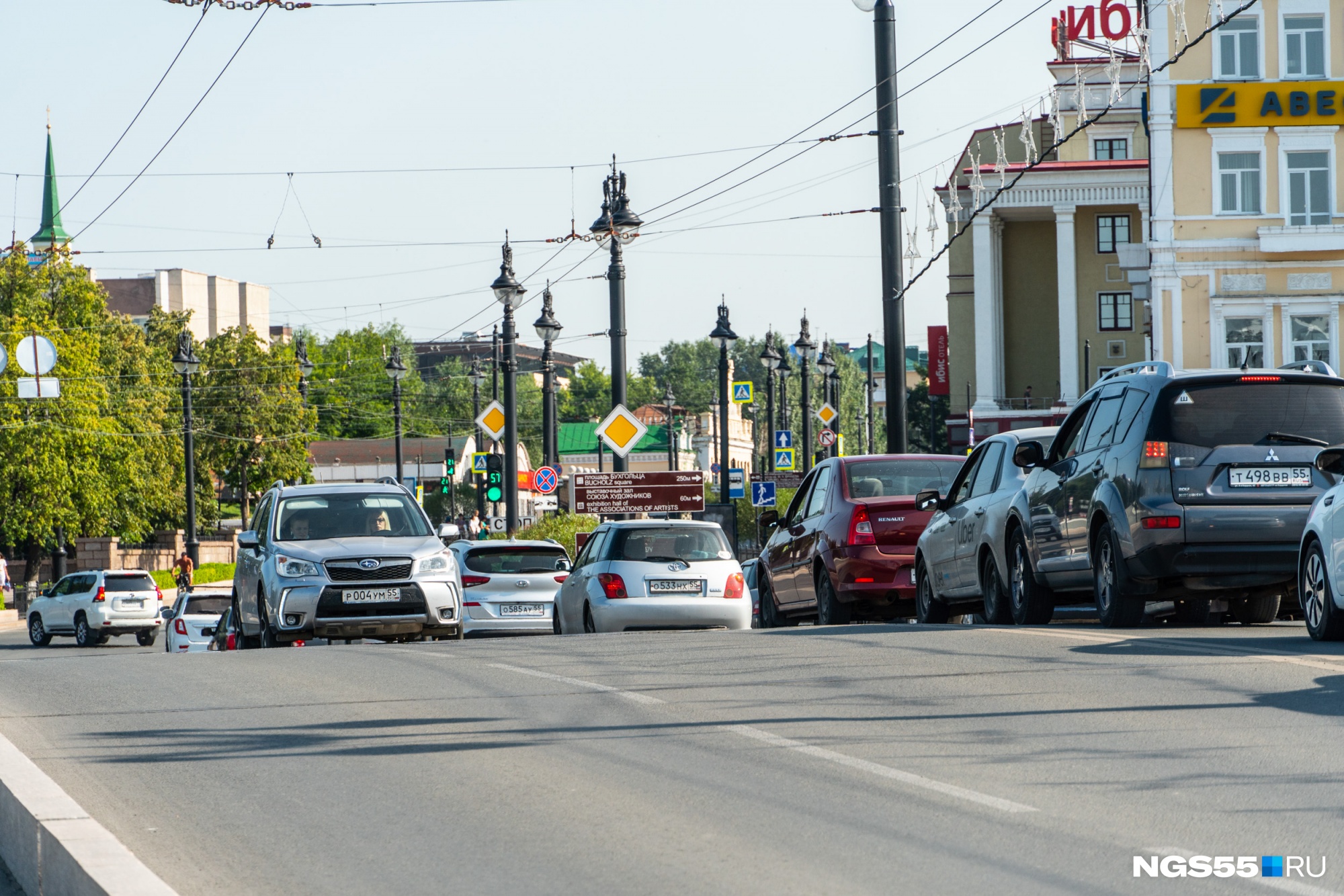 Из-за перекрытия улиц на дорогах Омска образовались пробки