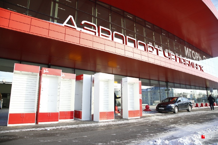 Ночью Челябинск завалило снегом, что вызвало сбой в работе аэропорта